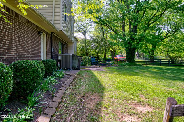 4733 Shenandoah Dr, Louisville, KY 40241
