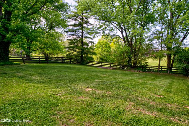 4733 Shenandoah Dr, Louisville, KY 40241