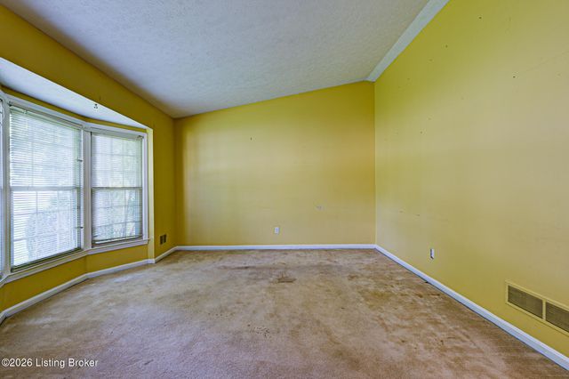 4733 Shenandoah Dr, Louisville, KY 40241