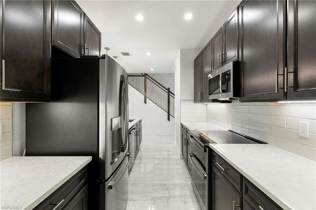 7572 Carnegie WAY, Naples, FL 34119