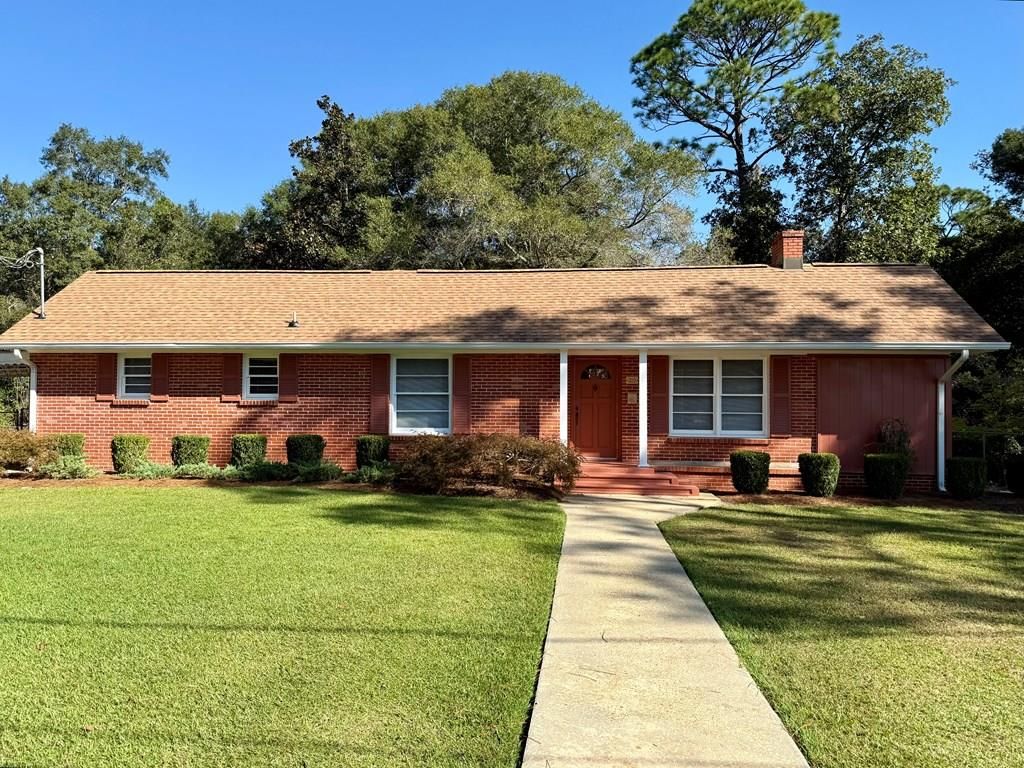 310 W Lakeshore Avenue, Geneva, AL 36340