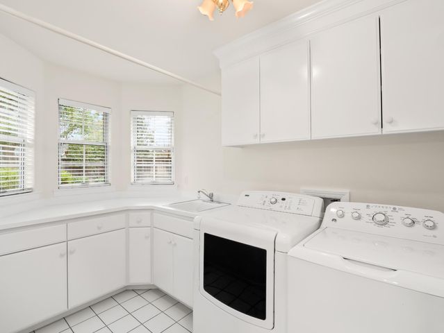 9073 N Whitehall Lane, Fresno, CA 93720