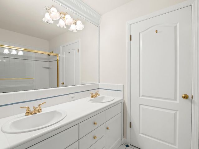 9073 N Whitehall Lane, Fresno, CA 93720