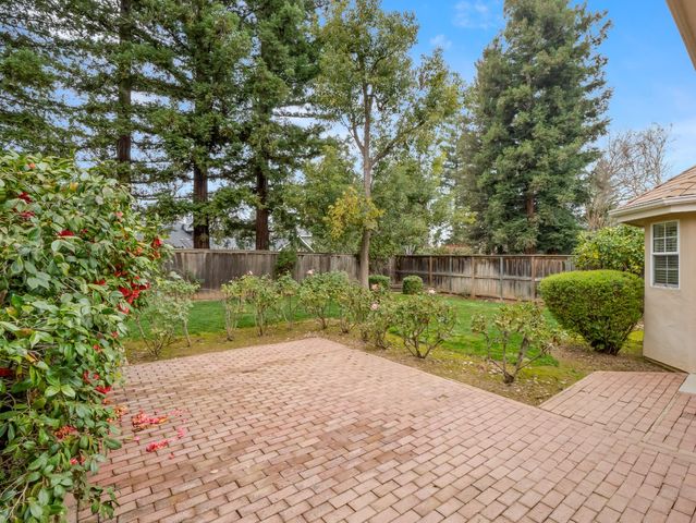 9073 N Whitehall Lane, Fresno, CA 93720