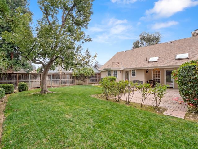 9073 N Whitehall Lane, Fresno, CA 93720