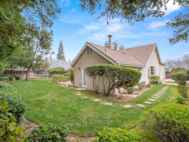9073 N Whitehall Lane, Fresno, CA 93720