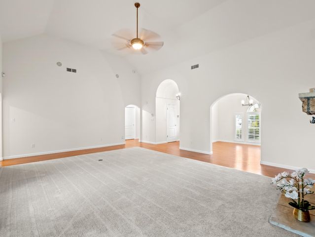 9073 N Whitehall Lane, Fresno, CA 93720