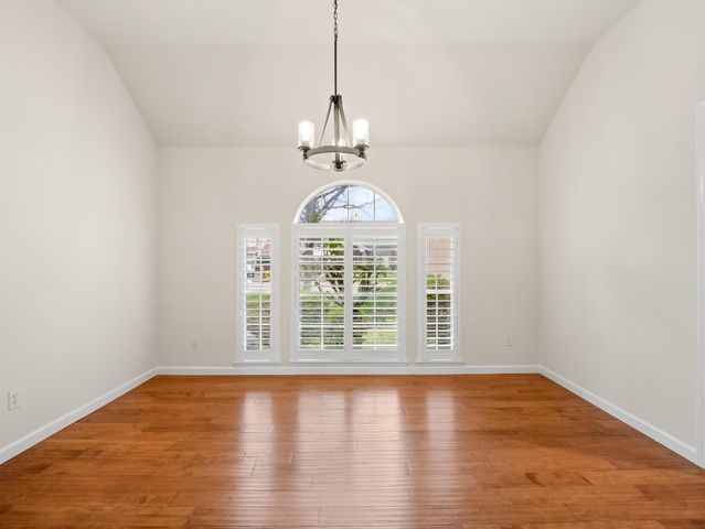 9073 N Whitehall Lane, Fresno, CA 93720