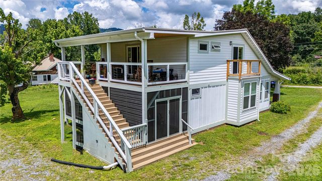 16 Riverside Drive, Barnardsville, NC 28709