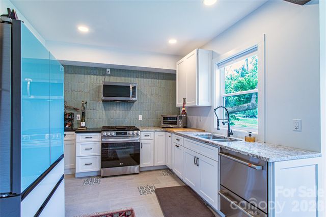 16 Riverside Drive, Barnardsville, NC 28709