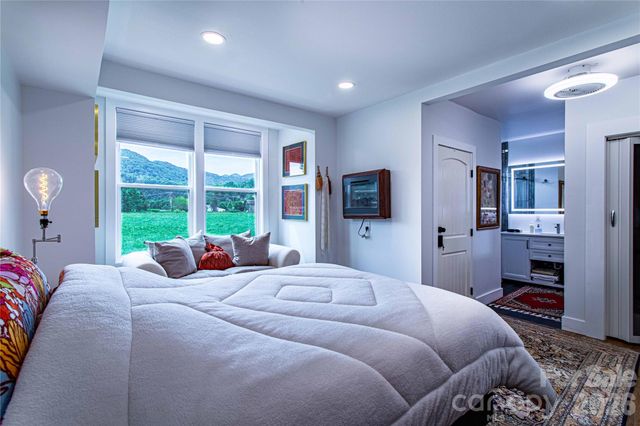 16 Riverside Drive, Barnardsville, NC 28709