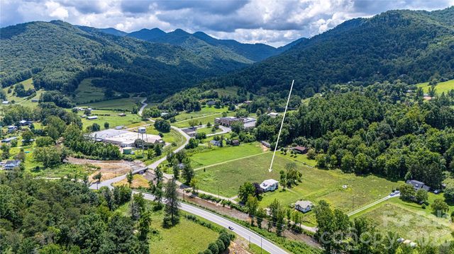 16 Riverside Drive, Barnardsville, NC 28709