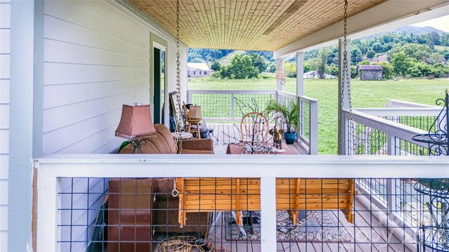 16 Riverside Drive, Barnardsville, NC 28709