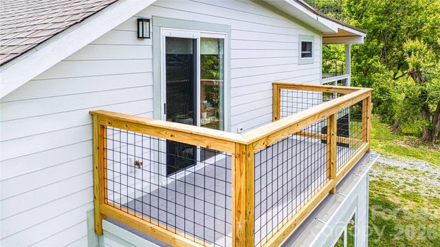 16 Riverside Drive, Barnardsville, NC 28709