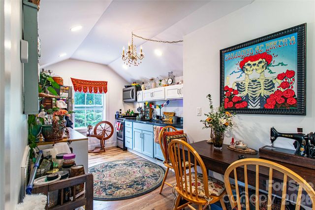 16 Riverside Drive, Barnardsville, NC 28709