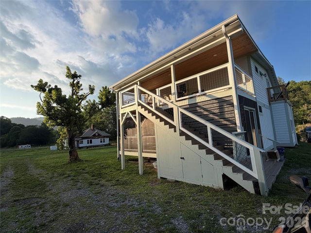16 Riverside Drive, Barnardsville, NC 28709