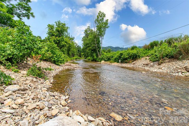 16 Riverside Drive, Barnardsville, NC 28709