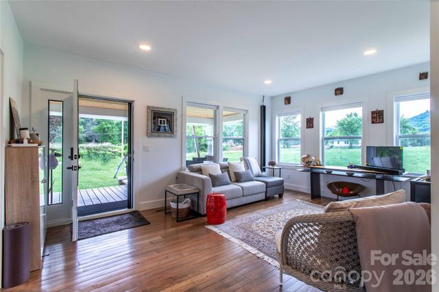16 Riverside Drive, Barnardsville, NC 28709