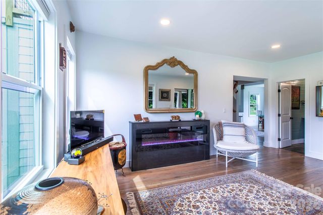 16 Riverside Drive, Barnardsville, NC 28709