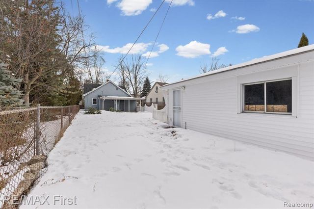 561 Andresen Court, Hazel Park, MI 48030