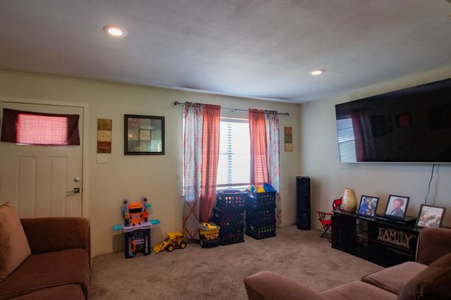 8142 Karen Dr, Tyler, TX 75703