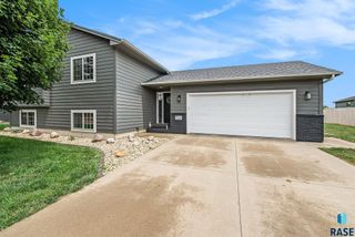 704 Cottonwood Dr, Harrisburg, SD 57032
