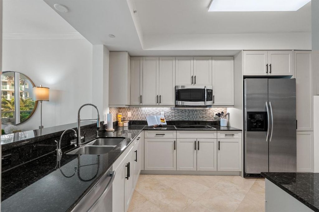 Image 21 of property listing at 550 SE Mizner Boulevard B202, Boca Raton, FL 33432