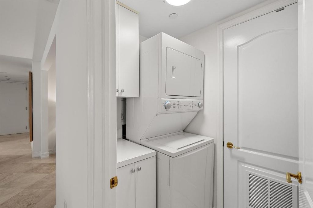 Image 23 of property listing at 550 SE Mizner Boulevard B202, Boca Raton, FL 33432