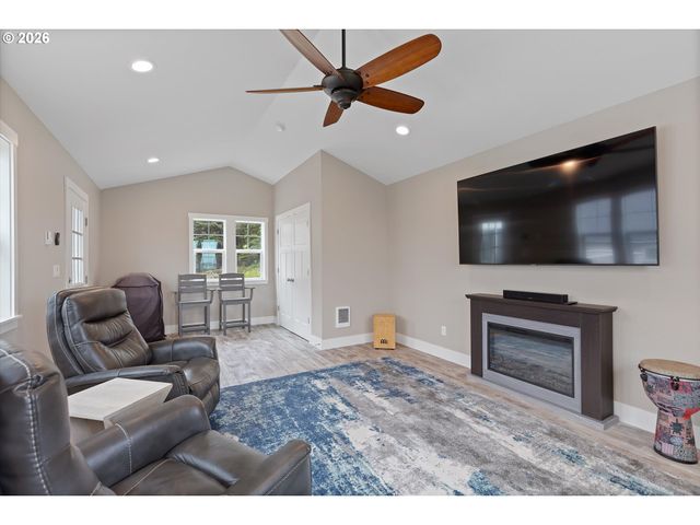 2065 Ne MULBERRY Loop, Lincoln City, OR 97367