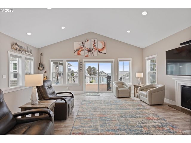 2065 Ne MULBERRY Loop, Lincoln City, OR 97367