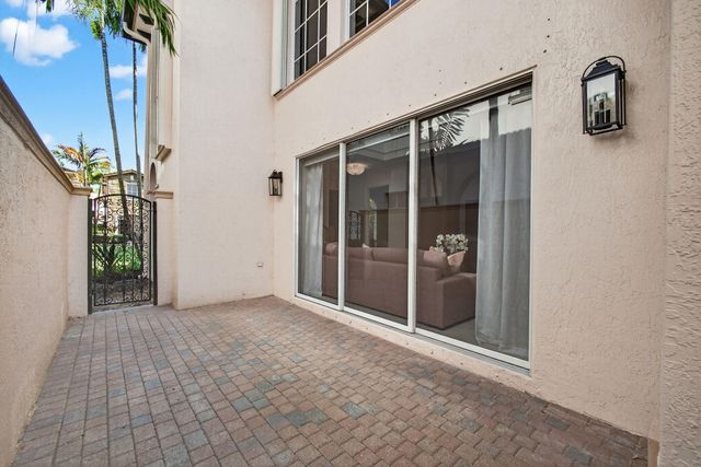 26 Stoney Drive, Palm Beach Gardens, FL 33410