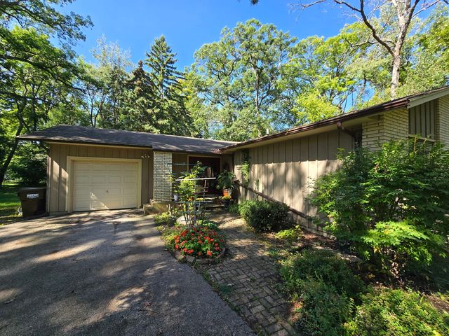 905 HICKORY Road, Woodstock, IL 60098