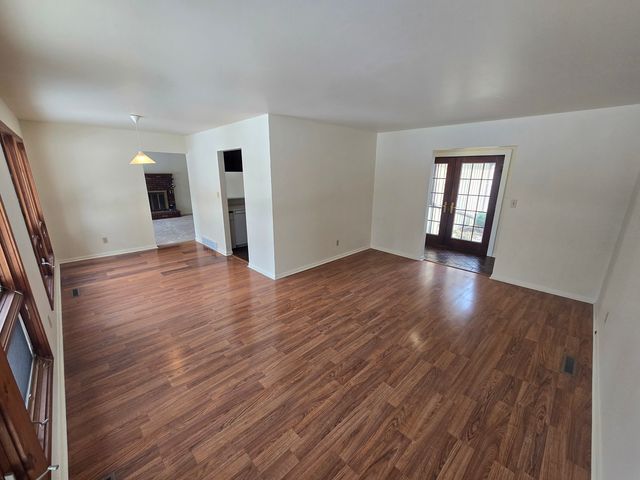 905 HICKORY Road, Woodstock, IL 60098