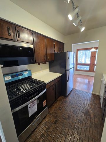 905 HICKORY Road, Woodstock, IL 60098