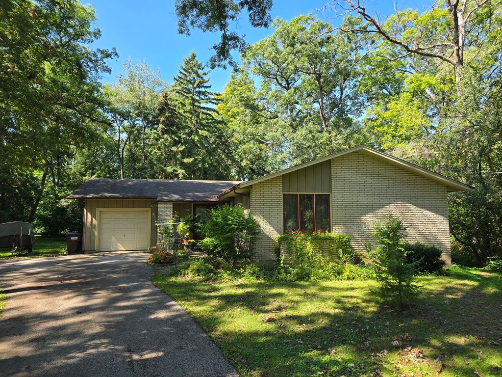 905 HICKORY Road, Woodstock, IL 60098