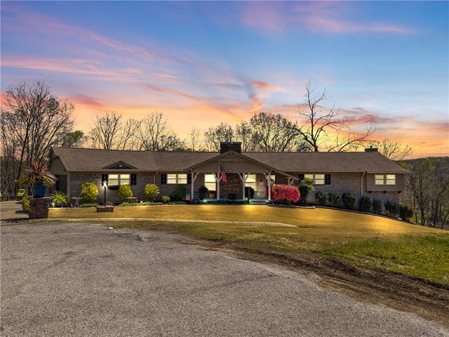 8446 Par Lane, Rogers, AR 72756
