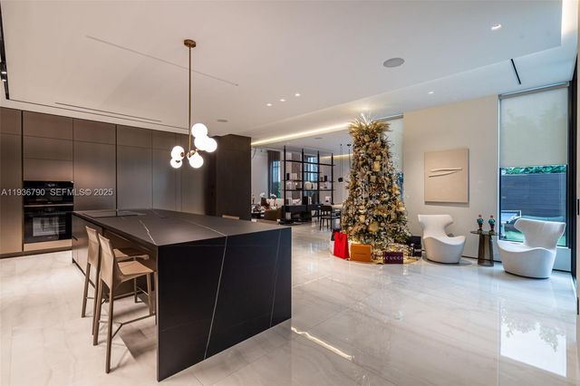 10540 NW 67th Ter, Doral, FL 33178