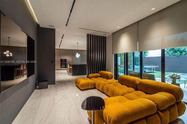 10540 NW 67th Ter, Doral, FL 33178