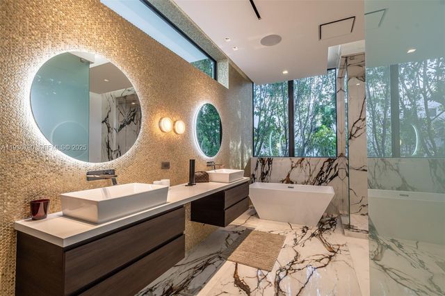 10540 NW 67th Ter, Doral, FL 33178