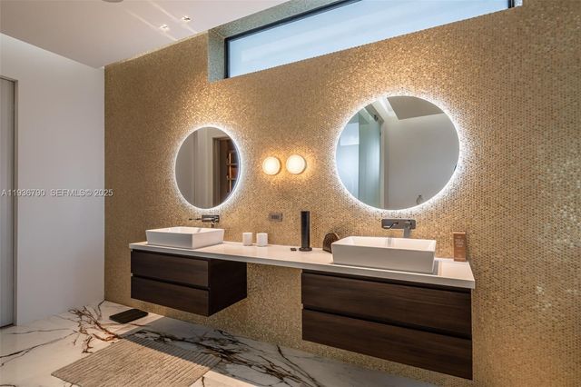 10540 NW 67th Ter, Doral, FL 33178