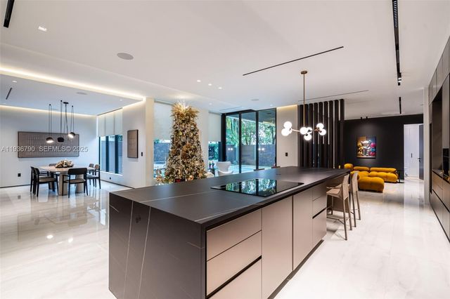 10540 NW 67th Ter, Doral, FL 33178