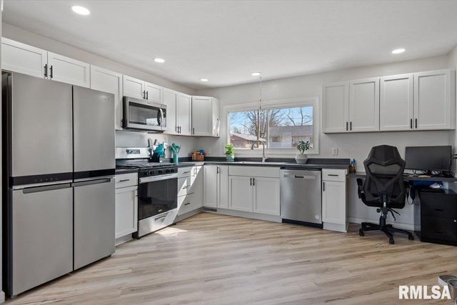 46 CHURCHILL Drive, Chatham, IL 62629