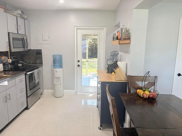 270 NE 45th Street, Oakland Park, FL 33334