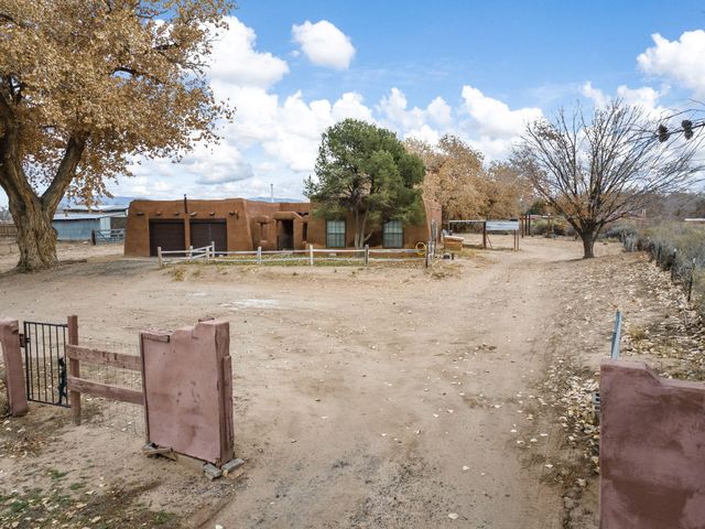 2621 Pajarito Meadows Road SW, Albuquerque, NM 87105