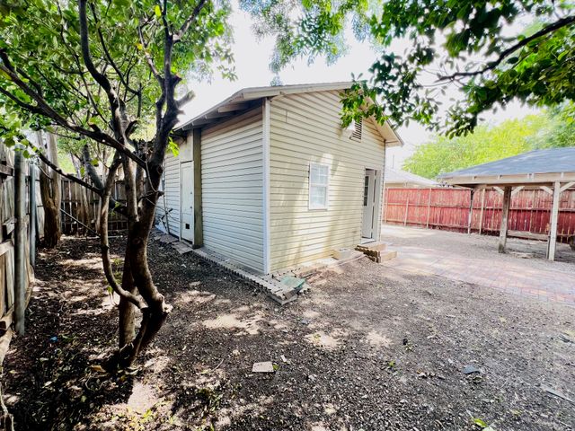 425 Grandview Avenue, Dallas, TX 75223