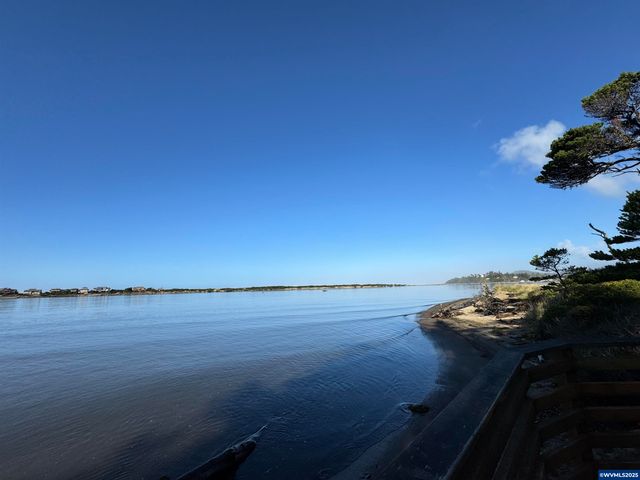 6715 SW Inlet Av, Lincoln City, OR 97367