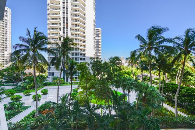21050 Point Pl 702, Aventura, FL 33180