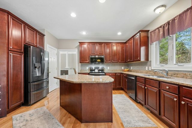 320 Lincoln Circle, Northbridge, MA 01534