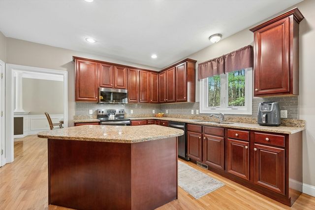 320 Lincoln Circle, Northbridge, MA 01534