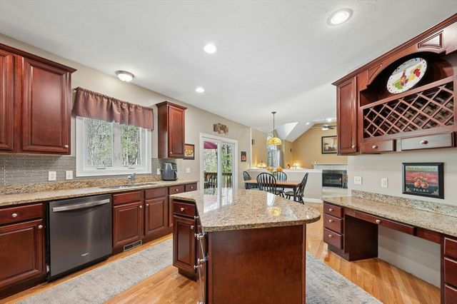 320 Lincoln Circle, Northbridge, MA 01534